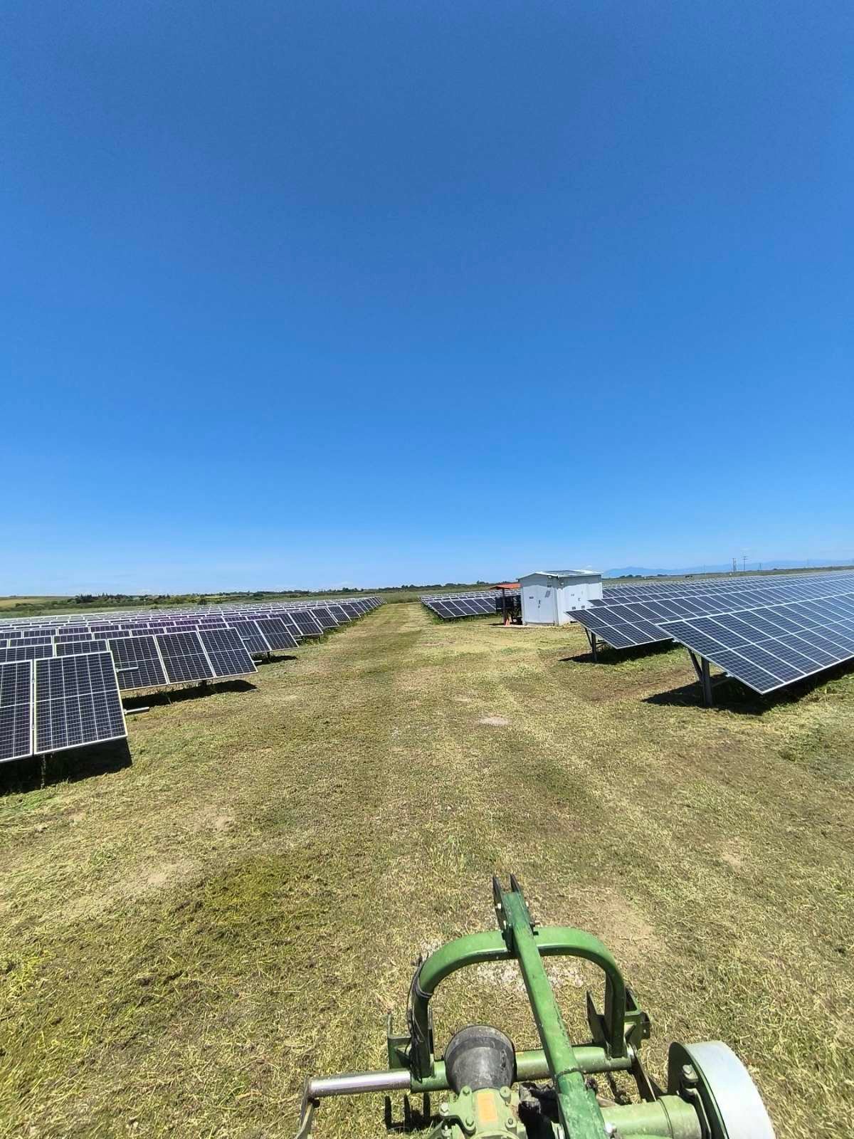 Τρακτέρ John Deere με χορτοκοπτικό εξοπλισμό σε φωτοβολταϊκό πάρκο