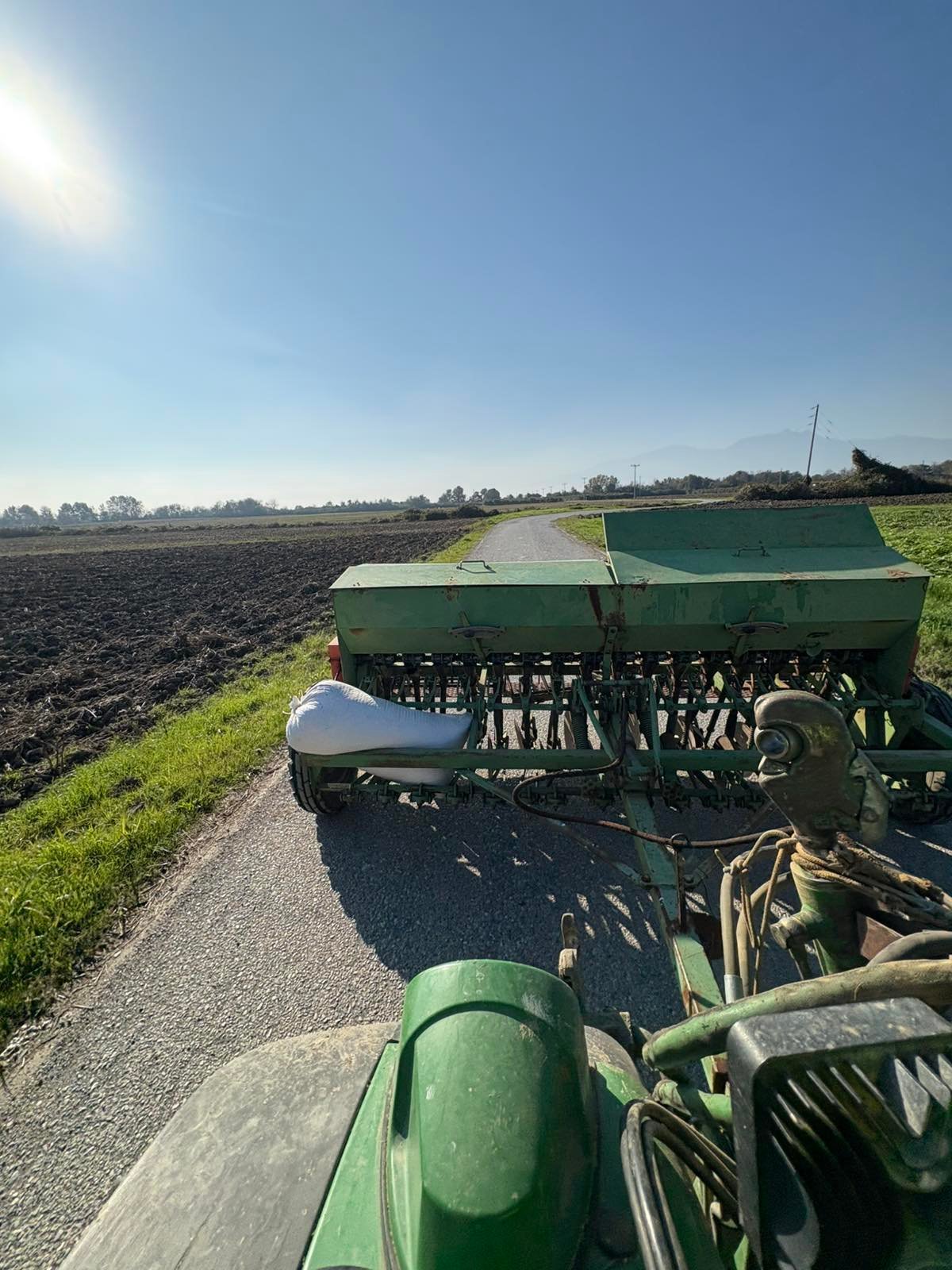 Σπαρτική μηχανή σε αγροτικό δρόμο δίπλα σε οργωμένο χωράφι στην Πιερία