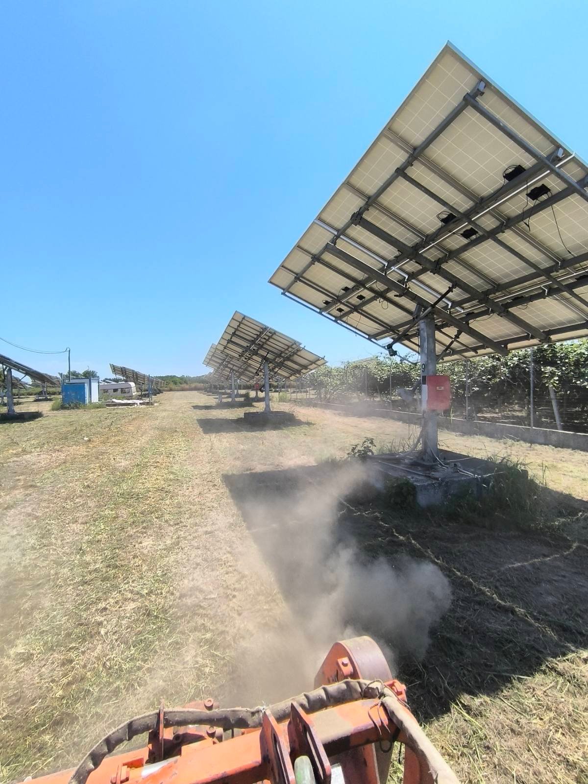 Αποψίλωση βλάστησης κάτω από φωτοβολταϊκούς ιχνηλάτες με μηχάνημα