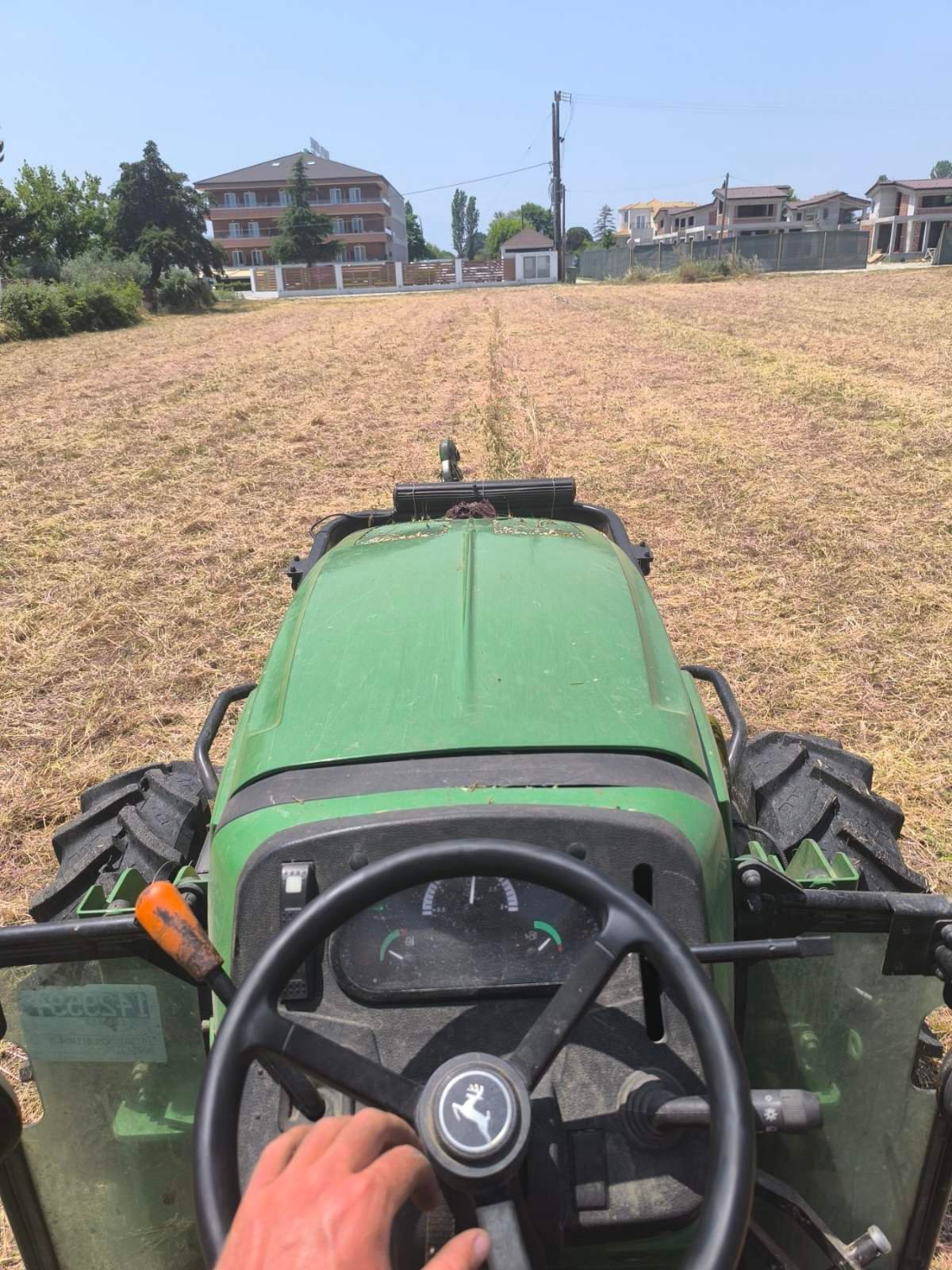 Οδήγηση τρακτέρ John Deere σε εργασίες κοπής χόρτων σε αγροτεμάχιο
