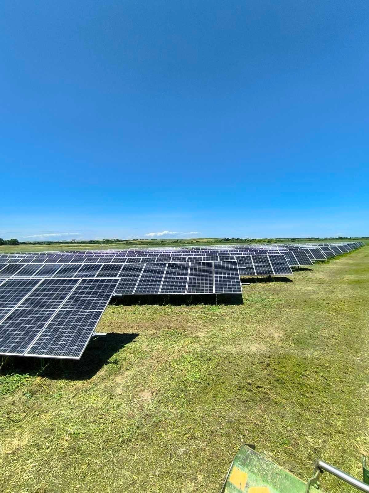 Μεγάλο φωτοβολταϊκό πάρκο με φρεσκοκομμένο γρασίδι μετά από αποψίλωση