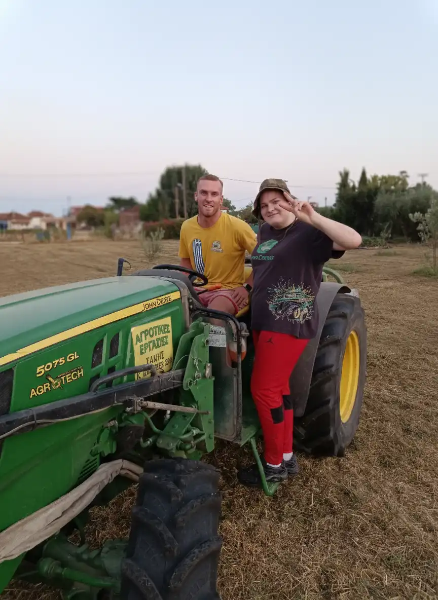Η ομάδα της ΜΠΑΜΠΕΤΑΣ & ΥΙΟΙ δίπλα στο τρακτέρ John Deere 5075GL